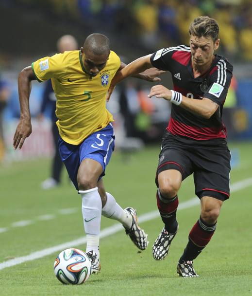 Nel secondo tempo il Brasile prova a reagire: Mesut Oezil contrasta Fernandinho. Ansa